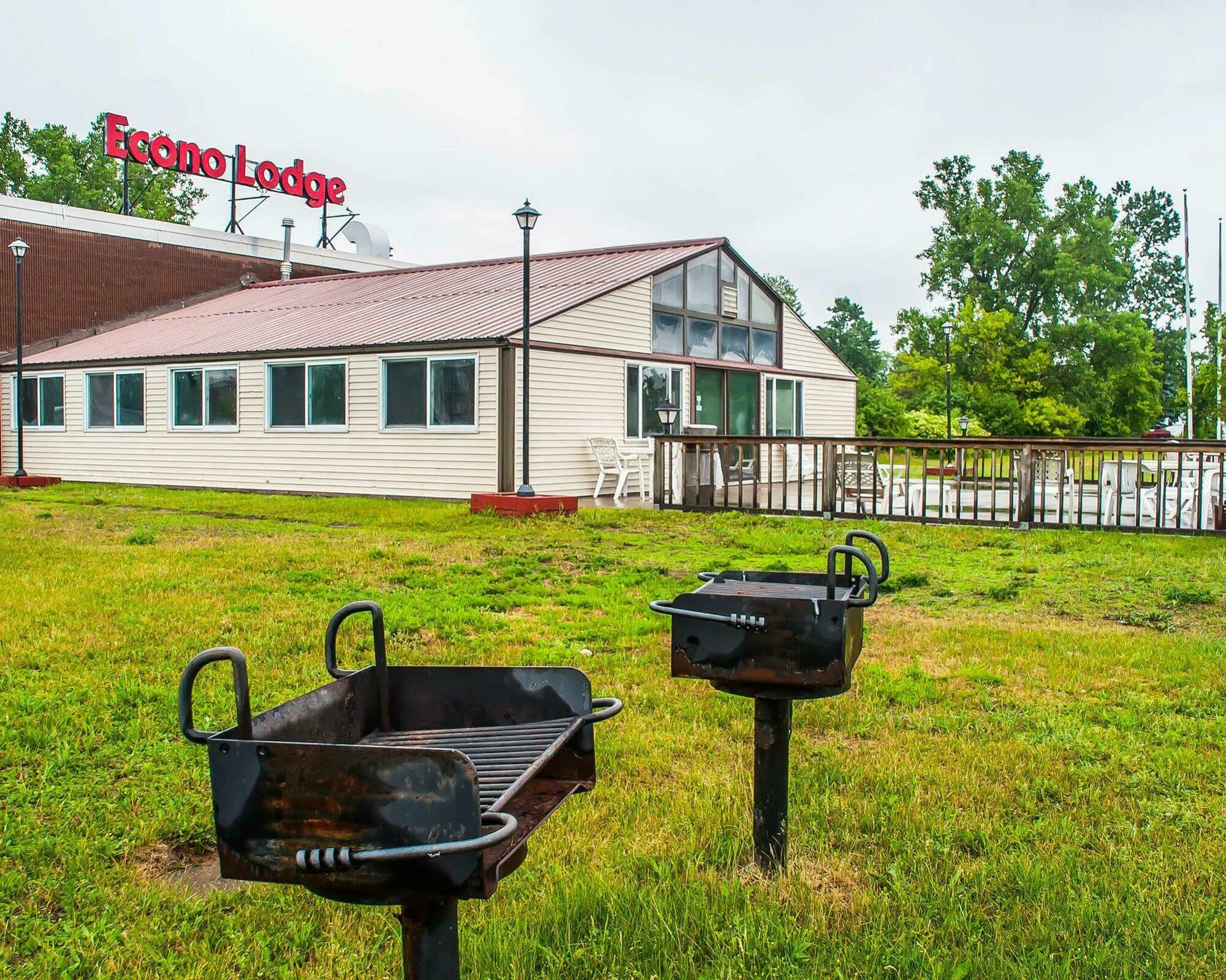 Adirondack Efficiencies Watertown Exterior foto